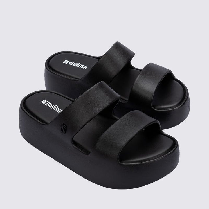Slide Melissa Free Line Platform adulto na cor preta, com tira única larga e solado plataforma – calçado moderno, leve e confortável para o uso diário.

Palavra-chave principal:
Melissa Free Line Platform

Palavras-chave relacionadas:
Melissa 37824, slide preto Melissa, sandália plataforma Melissa, Melissa com tira larga, calçado confortável, slide moderno, Melissa casual, sandália preta adulto, Melissa plataforma, calçado leve adulto