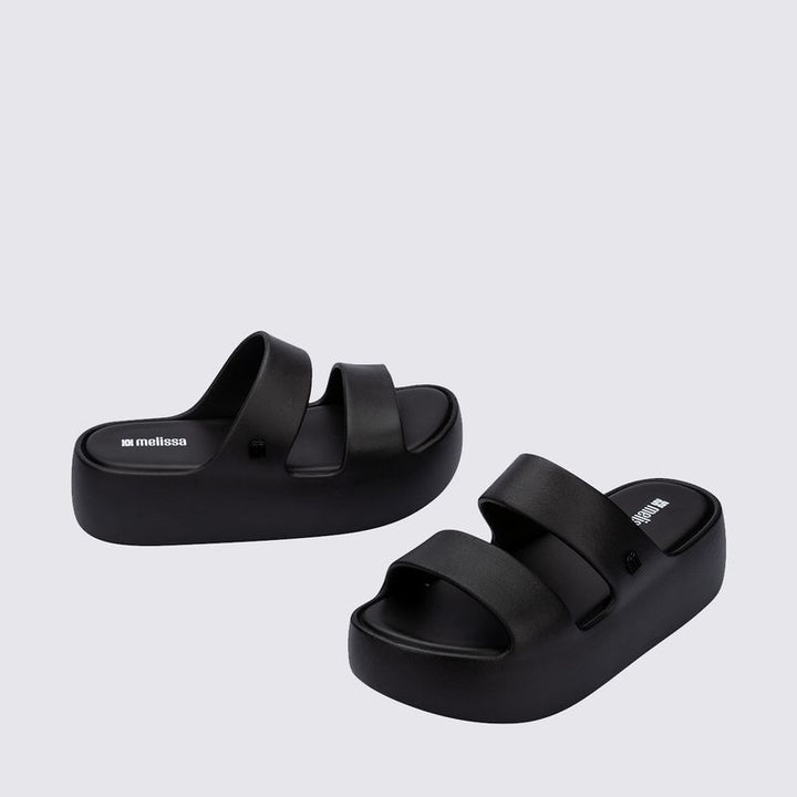 Slide Melissa Free Line Platform adulto na cor preta, com tira única larga e solado plataforma – calçado moderno, leve e confortável para o uso diário.

Palavra-chave principal:
Melissa Free Line Platform

Palavras-chave relacionadas:
Melissa 37824, slide preto Melissa, sandália plataforma Melissa, Melissa com tira larga, calçado confortável, slide moderno, Melissa casual, sandália preta adulto, Melissa plataforma, calçado leve adulto