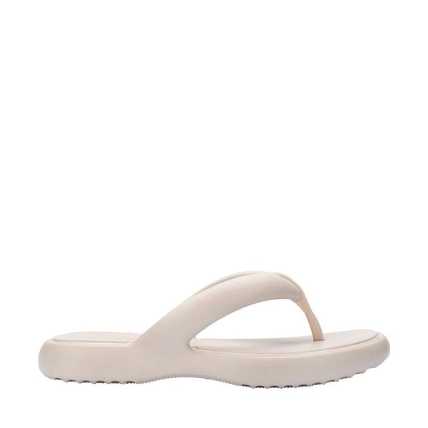 Chinelo adulto Melissa Free Low na cor bege, com design moderno, tiras grossas estilo flip-flop e solado anatômico. Feito em Melflex, é leve, confortável e perfeito para compor looks casuais com praticidade e sofisticação.

Palavra-chave principal: Melissa Free Low Chinelo Adulto
Palavras-chave relacionadas: chinelo bege Melissa, flip-flop feminino, Melflex, chinelo anatômico, calçado casual confortável.