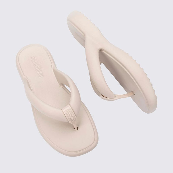 Chinelo adulto Melissa Free Low na cor bege, com design moderno, tiras grossas estilo flip-flop e solado anatômico. Feito em Melflex, é leve, confortável e perfeito para compor looks casuais com praticidade e sofisticação.

Palavra-chave principal: Melissa Free Low Chinelo Adulto
Palavras-chave relacionadas: chinelo bege Melissa, flip-flop feminino, Melflex, chinelo anatômico, calçado casual confortável.