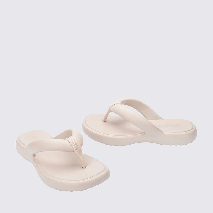 Chinelo adulto Melissa Free Low na cor bege, com design moderno, tiras grossas estilo flip-flop e solado anatômico. Feito em Melflex, é leve, confortável e perfeito para compor looks casuais com praticidade e sofisticação.

Palavra-chave principal: Melissa Free Low Chinelo Adulto
Palavras-chave relacionadas: chinelo bege Melissa, flip-flop feminino, Melflex, chinelo anatômico, calçado casual confortável.