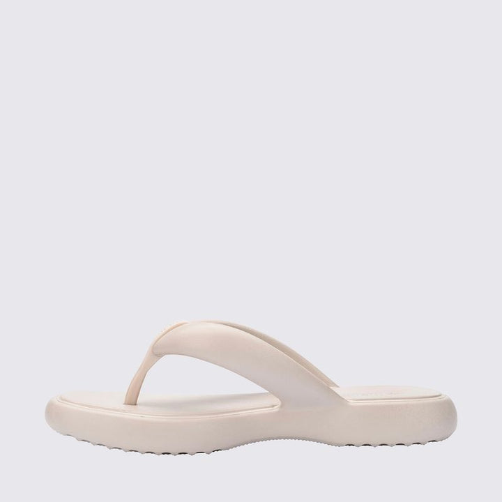 Chinelo adulto Melissa Free Low na cor bege, com design moderno, tiras grossas estilo flip-flop e solado anatômico. Feito em Melflex, é leve, confortável e perfeito para compor looks casuais com praticidade e sofisticação.

Palavra-chave principal: Melissa Free Low Chinelo Adulto
Palavras-chave relacionadas: chinelo bege Melissa, flip-flop feminino, Melflex, chinelo anatômico, calçado casual confortável.