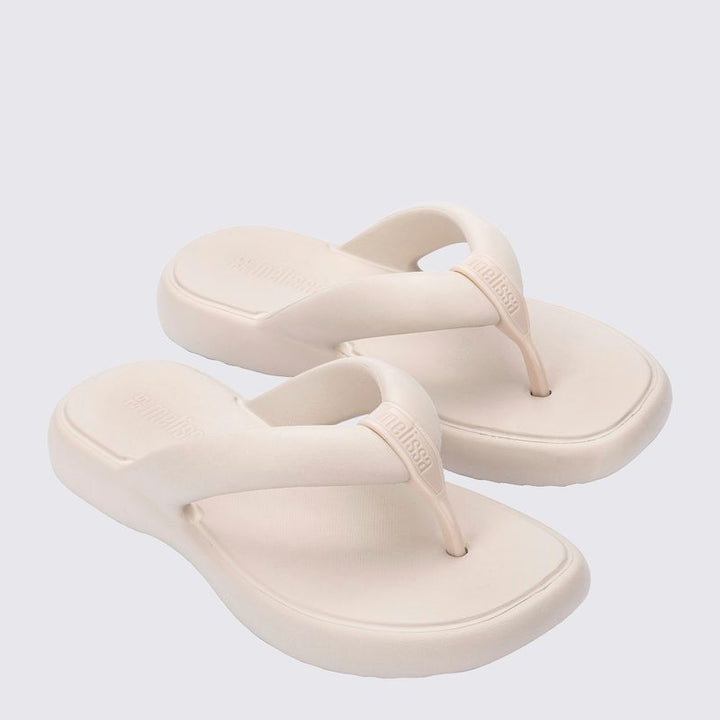 Chinelo adulto Melissa Free Low na cor bege, com design moderno, tiras grossas estilo flip-flop e solado anatômico. Feito em Melflex, é leve, confortável e perfeito para compor looks casuais com praticidade e sofisticação.

Palavra-chave principal: Melissa Free Low Chinelo Adulto
Palavras-chave relacionadas: chinelo bege Melissa, flip-flop feminino, Melflex, chinelo anatômico, calçado casual confortável.
