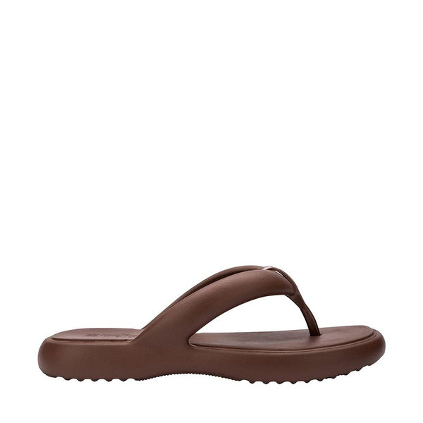 Chinelo adulto Melissa Free Low na cor bronze, com design minimalista, tiras grossas estilo flip-flop e solado anatômico. Confeccionado em Melflex, oferece leveza, conforto e praticidade para o dia a dia com muito estilo.

Palavra-chave principal: Melissa Free Low Chinelo Adulto
Palavras-chave relacionadas: chinelo bronze Melissa, flip-flop feminino, Melflex, chinelo confortável, solado anatômico, calçado casual.