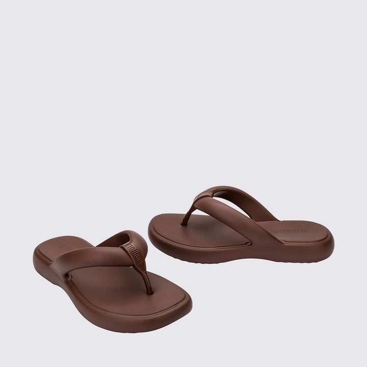 Chinelo adulto Melissa Free Low na cor bronze, com design minimalista, tiras grossas estilo flip-flop e solado anatômico. Confeccionado em Melflex, oferece leveza, conforto e praticidade para o dia a dia com muito estilo.

Palavra-chave principal: Melissa Free Low Chinelo Adulto
Palavras-chave relacionadas: chinelo bronze Melissa, flip-flop feminino, Melflex, chinelo confortável, solado anatômico, calçado casual.