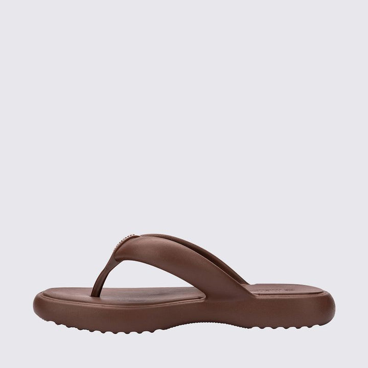 Chinelo adulto Melissa Free Low na cor bronze, com design minimalista, tiras grossas estilo flip-flop e solado anatômico. Confeccionado em Melflex, oferece leveza, conforto e praticidade para o dia a dia com muito estilo.

Palavra-chave principal: Melissa Free Low Chinelo Adulto
Palavras-chave relacionadas: chinelo bronze Melissa, flip-flop feminino, Melflex, chinelo confortável, solado anatômico, calçado casual.