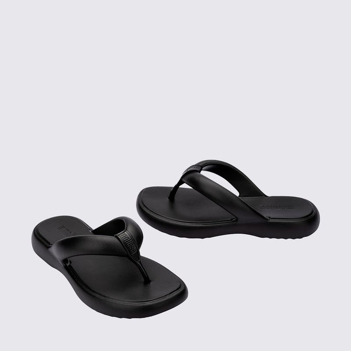 Chinelo adulto Melissa Free Low na cor preta, com tiras largas estilo flip-flop e solado anatômico. Produzido em Melflex, é leve, flexível e confortável, ideal para compor looks casuais com praticidade e estilo no dia a dia.

Palavra-chave principal: Melissa Free Low Chinelo Adulto
Palavras-chave relacionadas: chinelo preto Melissa, flip-flop feminino, Melflex, chinelo confortável, calçado casual, solado anatômico.