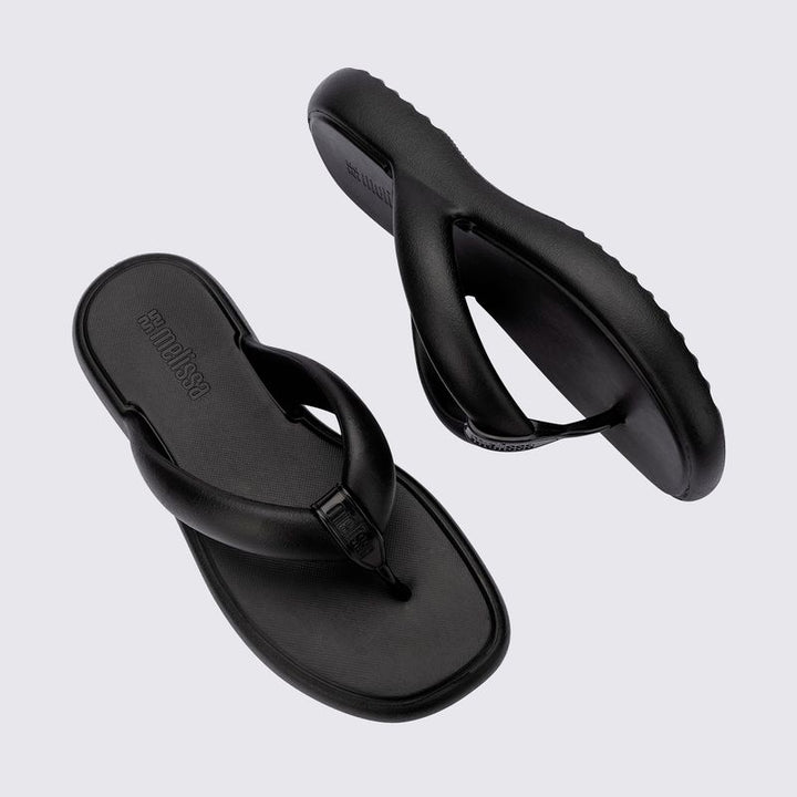 Chinelo adulto Melissa Free Low na cor preta, com tiras largas estilo flip-flop e solado anatômico. Produzido em Melflex, é leve, flexível e confortável, ideal para compor looks casuais com praticidade e estilo no dia a dia.

Palavra-chave principal: Melissa Free Low Chinelo Adulto
Palavras-chave relacionadas: chinelo preto Melissa, flip-flop feminino, Melflex, chinelo confortável, calçado casual, solado anatômico.