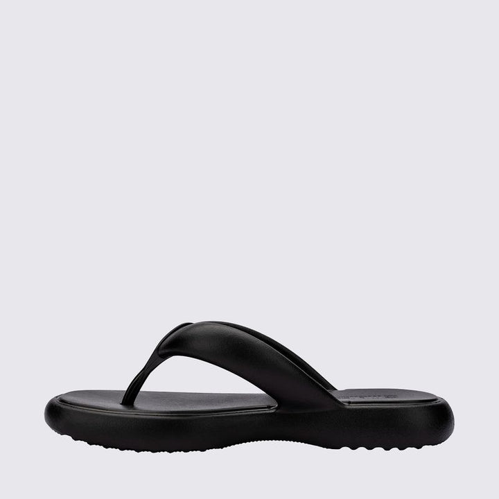 Chinelo adulto Melissa Free Low na cor preta, com tiras largas estilo flip-flop e solado anatômico. Produzido em Melflex, é leve, flexível e confortável, ideal para compor looks casuais com praticidade e estilo no dia a dia.

Palavra-chave principal: Melissa Free Low Chinelo Adulto
Palavras-chave relacionadas: chinelo preto Melissa, flip-flop feminino, Melflex, chinelo confortável, calçado casual, solado anatômico.