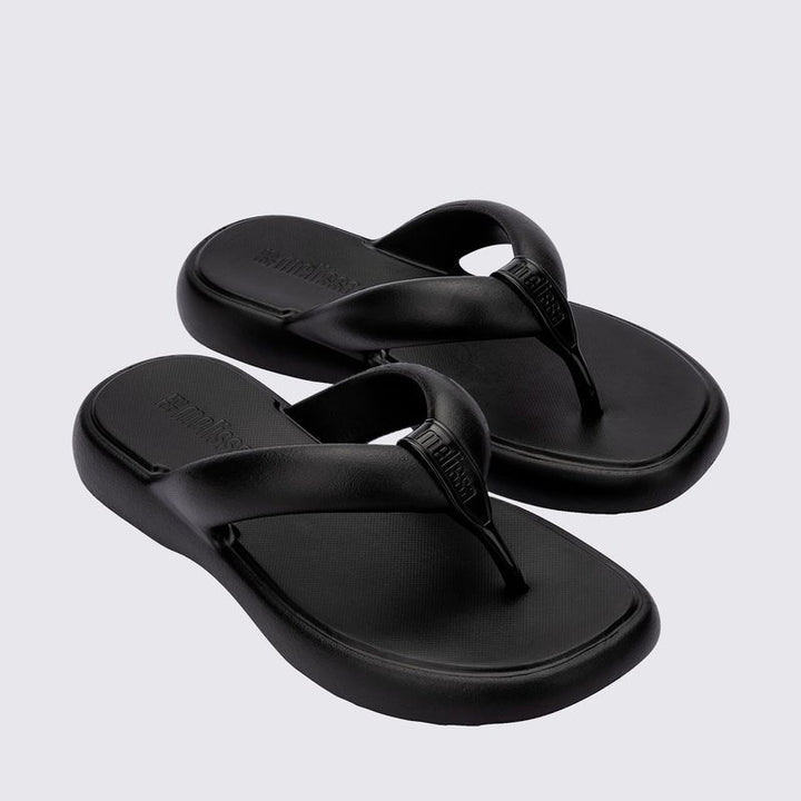 Chinelo adulto Melissa Free Low na cor preta, com tiras largas estilo flip-flop e solado anatômico. Produzido em Melflex, é leve, flexível e confortável, ideal para compor looks casuais com praticidade e estilo no dia a dia.

Palavra-chave principal: Melissa Free Low Chinelo Adulto
Palavras-chave relacionadas: chinelo preto Melissa, flip-flop feminino, Melflex, chinelo confortável, calçado casual, solado anatômico.