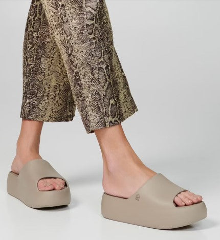 Sandália Melissa Free Platform Slide adulto na cor bege escuro, com tira única larga, solado plataforma e design minimalista – calçado moderno, leve e confortável.

Palavra-chave principal:
Melissa Free Platform Slide

Palavras-chave relacionadas:
Melissa 35859, sandália slide bege escuro, plataforma Melissa, slide feminino, calçado confortável Melissa, sandália minimalista, Melissa com solado alto, sandália moderna, slide casual Melissa, sandália leve adulto