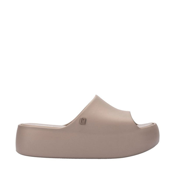 Sandália Melissa Free Platform Slide adulto na cor bege escuro, com tira única larga, solado plataforma e design minimalista – calçado moderno, leve e confortável.

Palavra-chave principal:
Melissa Free Platform Slide

Palavras-chave relacionadas:
Melissa 35859, sandália slide bege escuro, plataforma Melissa, slide feminino, calçado confortável Melissa, sandália minimalista, Melissa com solado alto, sandália moderna, slide casual Melissa, sandália leve adulto