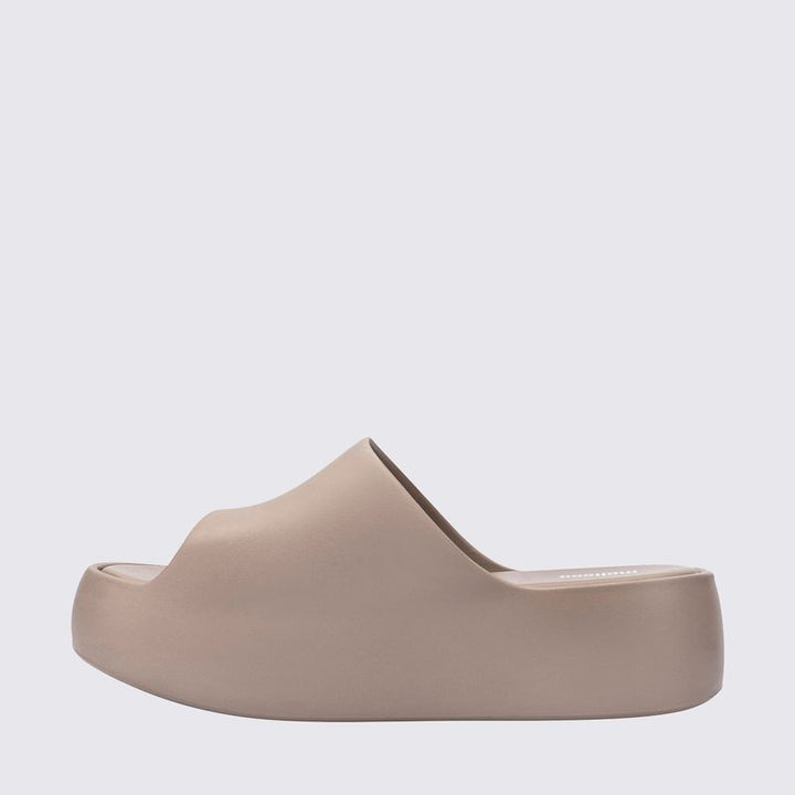 Sandália Melissa Free Platform Slide adulto na cor bege escuro, com tira única larga, solado plataforma e design minimalista – calçado moderno, leve e confortável.

Palavra-chave principal:
Melissa Free Platform Slide

Palavras-chave relacionadas:
Melissa 35859, sandália slide bege escuro, plataforma Melissa, slide feminino, calçado confortável Melissa, sandália minimalista, Melissa com solado alto, sandália moderna, slide casual Melissa, sandália leve adulto