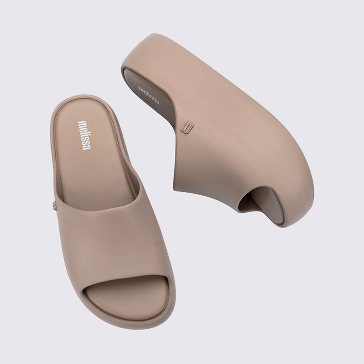 Sandália Melissa Free Platform Slide adulto na cor bege escuro, com tira única larga, solado plataforma e design minimalista – calçado moderno, leve e confortável.

Palavra-chave principal:
Melissa Free Platform Slide

Palavras-chave relacionadas:
Melissa 35859, sandália slide bege escuro, plataforma Melissa, slide feminino, calçado confortável Melissa, sandália minimalista, Melissa com solado alto, sandália moderna, slide casual Melissa, sandália leve adulto