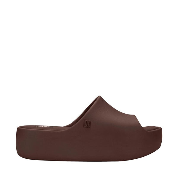 Sandália Melissa Free Platform Slide adulto na cor bronze, com tira larga, solado plataforma e design minimalista – calçado moderno, confortável e estiloso para o dia a dia.

Palavra-chave principal:
Melissa Free Platform Slide

Palavras-chave relacionadas:
Melissa 35859, sandália slide bronze, plataforma Melissa, slide feminino, calçado confortável Melissa, sandália metálica, Melissa com solado alto, sandália moderna, slide casual, sandália bronze adulta