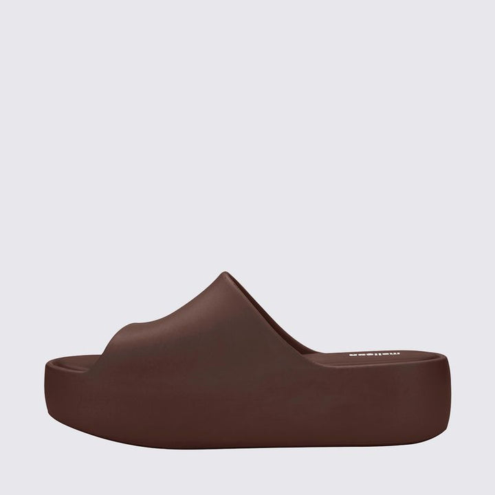 Sandália Melissa Free Platform Slide adulto na cor bronze, com tira larga, solado plataforma e design minimalista – calçado moderno, confortável e estiloso para o dia a dia.

Palavra-chave principal:
Melissa Free Platform Slide

Palavras-chave relacionadas:
Melissa 35859, sandália slide bronze, plataforma Melissa, slide feminino, calçado confortável Melissa, sandália metálica, Melissa com solado alto, sandália moderna, slide casual, sandália bronze adulta