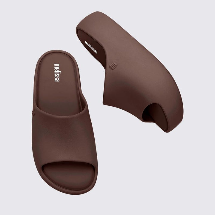 Sandália Melissa Free Platform Slide adulto na cor bronze, com tira larga, solado plataforma e design minimalista – calçado moderno, confortável e estiloso para o dia a dia.

Palavra-chave principal:
Melissa Free Platform Slide

Palavras-chave relacionadas:
Melissa 35859, sandália slide bronze, plataforma Melissa, slide feminino, calçado confortável Melissa, sandália metálica, Melissa com solado alto, sandália moderna, slide casual, sandália bronze adulta