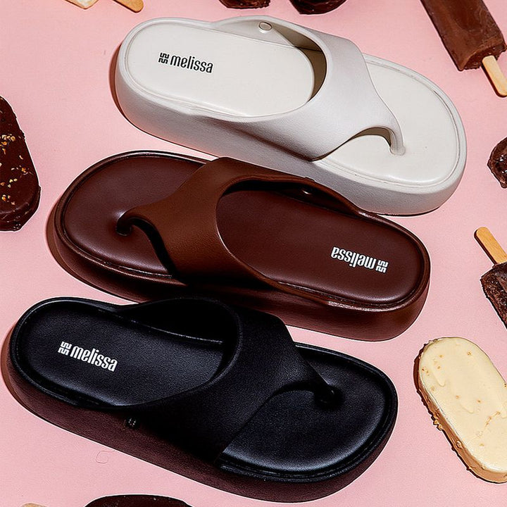Sandália Melissa Free Platform Thong adulto, com design de dedo, solado plataforma e tiras largas – calçado moderno, confortável e ideal para o dia a dia.

Palavra-chave principal:
Melissa Free Platform Thong

Palavras-chave relacionadas:
Melissa 36088, sandália de dedo plataforma, Melissa bege adulto, calçado confortável Melissa, sandália moderna Melissa, tiras largas Melissa, sandália plataforma casual, Melissa verão, chinelo de dedo plataforma, Melissa slide adulto