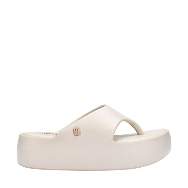 Sandália Melissa Free Platform Thong adulto na cor bege, com design de dedo, solado plataforma e tiras largas – calçado moderno, confortável e ideal para o dia a dia.

Palavra-chave principal:
Melissa Free Platform Thong

Palavras-chave relacionadas:
Melissa 36088, sandália de dedo plataforma, Melissa bege adulto, calçado confortável Melissa, sandália moderna Melissa, tiras largas Melissa, sandália plataforma casual, Melissa verão, chinelo de dedo plataforma, Melissa slide adulto