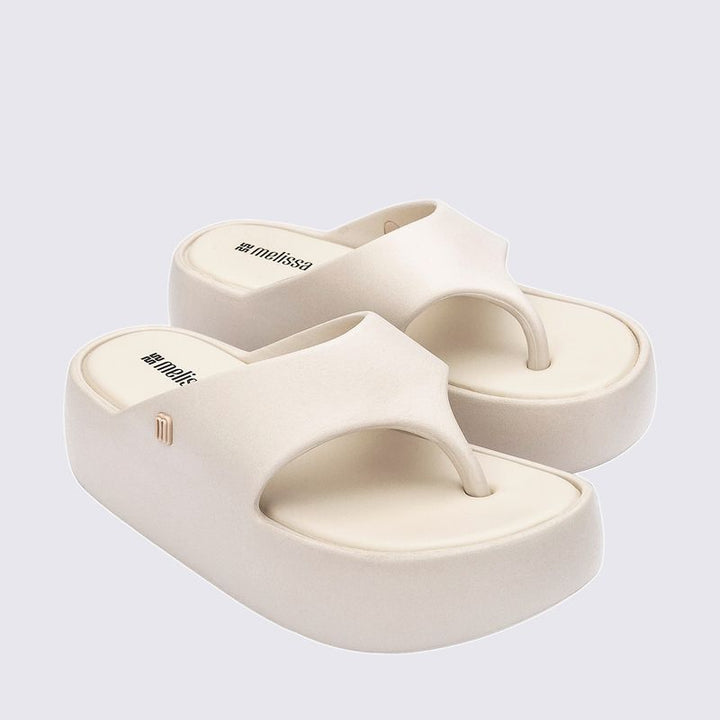 Sandália Melissa Free Platform Thong adulto na cor bege, com design de dedo, solado plataforma e tiras largas – calçado moderno, confortável e ideal para o dia a dia.

Palavra-chave principal:
Melissa Free Platform Thong

Palavras-chave relacionadas:
Melissa 36088, sandália de dedo plataforma, Melissa bege adulto, calçado confortável Melissa, sandália moderna Melissa, tiras largas Melissa, sandália plataforma casual, Melissa verão, chinelo de dedo plataforma, Melissa slide adulto