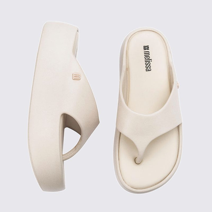 Sandália Melissa Free Platform Thong adulto na cor bege, com design de dedo, solado plataforma e tiras largas – calçado moderno, confortável e ideal para o dia a dia.

Palavra-chave principal:
Melissa Free Platform Thong

Palavras-chave relacionadas:
Melissa 36088, sandália de dedo plataforma, Melissa bege adulto, calçado confortável Melissa, sandália moderna Melissa, tiras largas Melissa, sandália plataforma casual, Melissa verão, chinelo de dedo plataforma, Melissa slide adulto