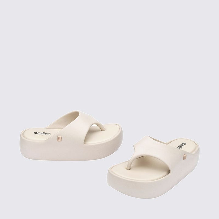 Sandália Melissa Free Platform Thong adulto na cor bege, com design de dedo, solado plataforma e tiras largas – calçado moderno, confortável e ideal para o dia a dia.

Palavra-chave principal:
Melissa Free Platform Thong

Palavras-chave relacionadas:
Melissa 36088, sandália de dedo plataforma, Melissa bege adulto, calçado confortável Melissa, sandália moderna Melissa, tiras largas Melissa, sandália plataforma casual, Melissa verão, chinelo de dedo plataforma, Melissa slide adulto