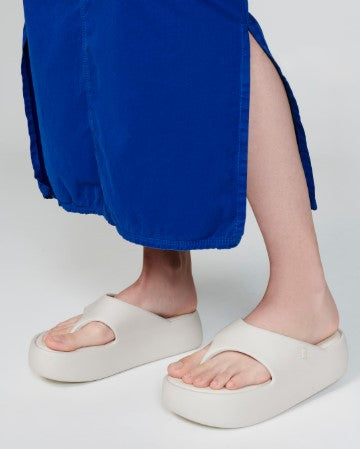 Sandália Melissa Free Platform Thong adulto na cor bege, com design de dedo, solado plataforma e tiras largas – calçado moderno, confortável e ideal para o dia a dia.

Palavra-chave principal:
Melissa Free Platform Thong

Palavras-chave relacionadas:
Melissa 36088, sandália de dedo plataforma, Melissa bege adulto, calçado confortável Melissa, sandália moderna Melissa, tiras largas Melissa, sandália plataforma casual, Melissa verão, chinelo de dedo plataforma, Melissa slide adulto