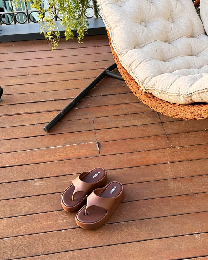 Sandália Melissa Free Platform Thong adulto na cor bronze, com design de dedo, solado plataforma e tiras largas – calçado moderno, confortável e estiloso para o dia a dia.

Palavra-chave principal:
Melissa Free Platform Thong

Palavras-chave relacionadas:
Melissa 36088, sandália de dedo bronze, plataforma Melissa, calçado confortável Melissa, sandália moderna, tiras largas Melissa, Melissa bronze adulto, chinelo plataforma, sandália casual feminina, slide Melissa adulto
