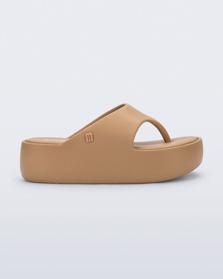 Sandália Melissa Free Platform Thong adulto na cor bege médio, com design de dedo, solado plataforma e tiras largas – calçado moderno, confortável e versátil para o dia a dia.

Palavra-chave principal:
Melissa Free Platform Thong

Palavras-chave relacionadas:
Melissa 36088, sandália de dedo plataforma, Melissa bege médio, calçado confortável Melissa, sandália moderna Melissa, tiras largas Melissa, sandália casual adulta, Melissa verão, chinelo plataforma Melissa, Melissa slide adulto