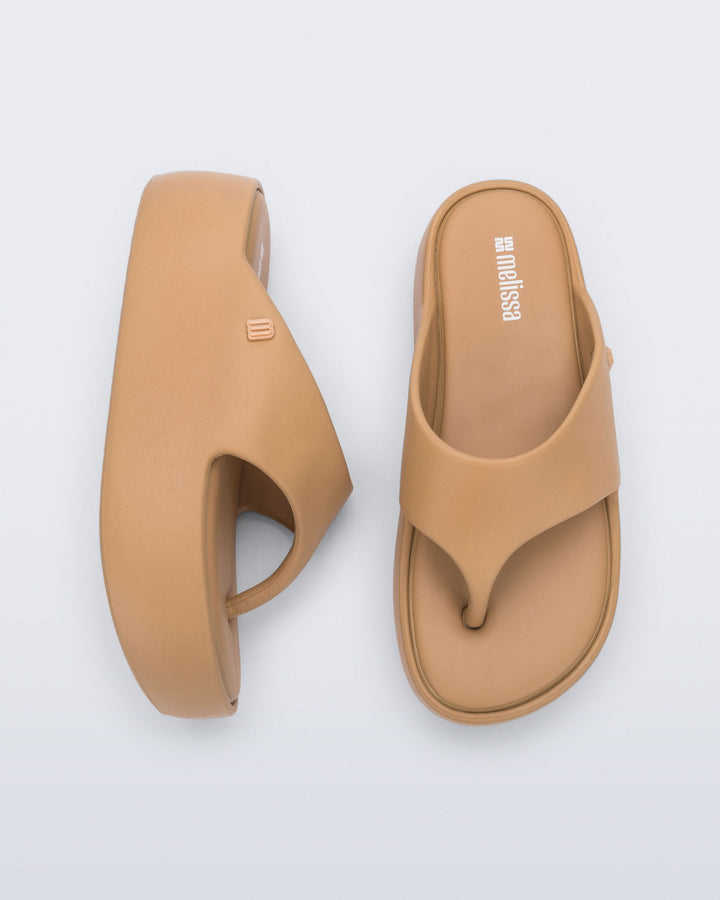 Sandália Melissa Free Platform Thong adulto na cor bege médio, com design de dedo, solado plataforma e tiras largas – calçado moderno, confortável e versátil para o dia a dia.

Palavra-chave principal:
Melissa Free Platform Thong

Palavras-chave relacionadas:
Melissa 36088, sandália de dedo plataforma, Melissa bege médio, calçado confortável Melissa, sandália moderna Melissa, tiras largas Melissa, sandália casual adulta, Melissa verão, chinelo plataforma Melissa, Melissa slide adulto