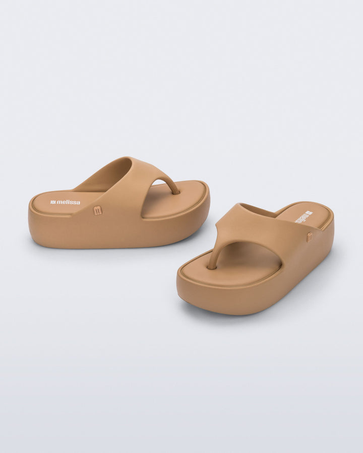 Sandália Melissa Free Platform Thong adulto na cor bege médio, com design de dedo, solado plataforma e tiras largas – calçado moderno, confortável e versátil para o dia a dia.

Palavra-chave principal:
Melissa Free Platform Thong

Palavras-chave relacionadas:
Melissa 36088, sandália de dedo plataforma, Melissa bege médio, calçado confortável Melissa, sandália moderna Melissa, tiras largas Melissa, sandália casual adulta, Melissa verão, chinelo plataforma Melissa, Melissa slide adulto