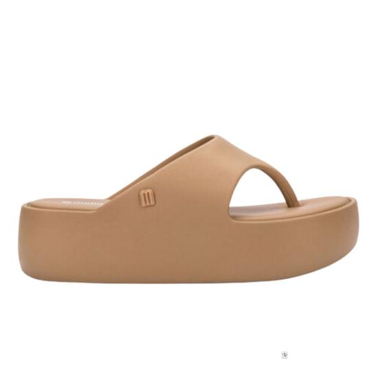 Sandália Melissa Free Platform Thong adulto na cor bege médio, com design de dedo, solado plataforma e tiras largas – calçado moderno, confortável e versátil para o dia a dia.

Palavra-chave principal:
Melissa Free Platform Thong

Palavras-chave relacionadas:
Melissa 36088, sandália de dedo plataforma, Melissa bege médio, calçado confortável Melissa, sandália moderna Melissa, tiras largas Melissa, sandália casual adulta, Melissa verão, chinelo plataforma Melissa, Melissa slide adulto