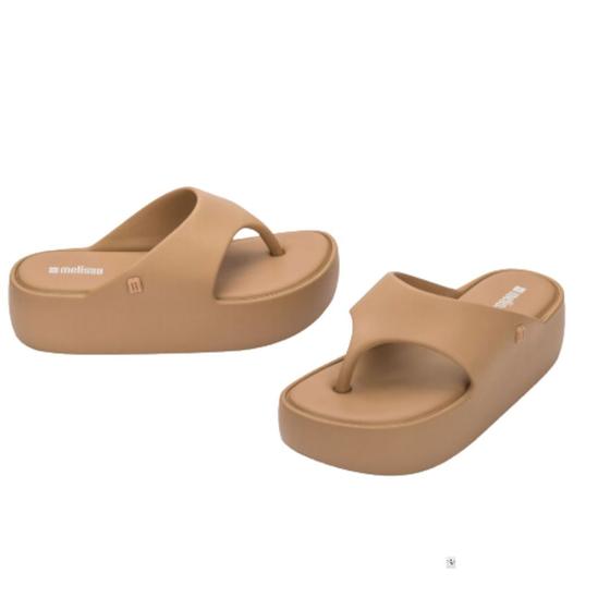 Sandália Melissa Free Platform Thong adulto na cor bege médio, com design de dedo, solado plataforma e tiras largas – calçado moderno, confortável e versátil para o dia a dia.

Palavra-chave principal:
Melissa Free Platform Thong

Palavras-chave relacionadas:
Melissa 36088, sandália de dedo plataforma, Melissa bege médio, calçado confortável Melissa, sandália moderna Melissa, tiras largas Melissa, sandália casual adulta, Melissa verão, chinelo plataforma Melissa, Melissa slide adulto