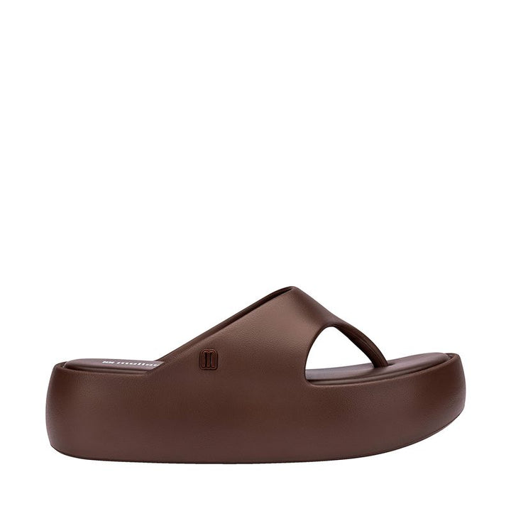 Sandália Melissa Free Platform Thong adulto na cor bronze, com design de dedo, solado plataforma e tiras largas – calçado moderno, confortável e estiloso para o dia a dia.

Palavra-chave principal:
Melissa Free Platform Thong

Palavras-chave relacionadas:
Melissa 36088, sandália de dedo bronze, plataforma Melissa, calçado confortável Melissa, sandália moderna, tiras largas Melissa, Melissa bronze adulto, chinelo plataforma, sandália casual feminina, slide Melissa adulto