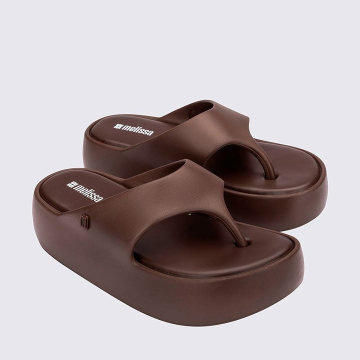 Sandália Melissa Free Platform Thong adulto na cor bronze, com design de dedo, solado plataforma e tiras largas – calçado moderno, confortável e estiloso para o dia a dia.

Palavra-chave principal:
Melissa Free Platform Thong

Palavras-chave relacionadas:
Melissa 36088, sandália de dedo bronze, plataforma Melissa, calçado confortável Melissa, sandália moderna, tiras largas Melissa, Melissa bronze adulto, chinelo plataforma, sandália casual feminina, slide Melissa adulto