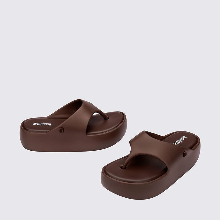 Sandália Melissa Free Platform Thong adulto na cor bronze, com design de dedo, solado plataforma e tiras largas – calçado moderno, confortável e estiloso para o dia a dia.

Palavra-chave principal:
Melissa Free Platform Thong

Palavras-chave relacionadas:
Melissa 36088, sandália de dedo bronze, plataforma Melissa, calçado confortável Melissa, sandália moderna, tiras largas Melissa, Melissa bronze adulto, chinelo plataforma, sandália casual feminina, slide Melissa adulto