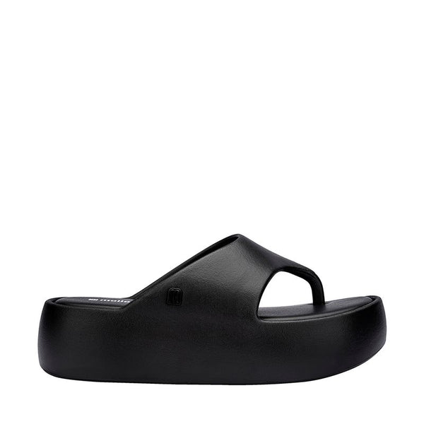 Sandália Melissa Free Platform Thong adulto na cor preta, com design de dedo, solado plataforma e tiras largas – calçado moderno, confortável e versátil para o dia a dia.

Palavra-chave principal:
Melissa Free Platform Thong

Palavras-chave relacionadas:
Melissa 36088, sandália de dedo preta, plataforma Melissa, calçado confortável Melissa, sandália moderna, tiras largas Melissa, Melissa preta adulto, chinelo plataforma, sandália casual feminina, slide Melissa adulto