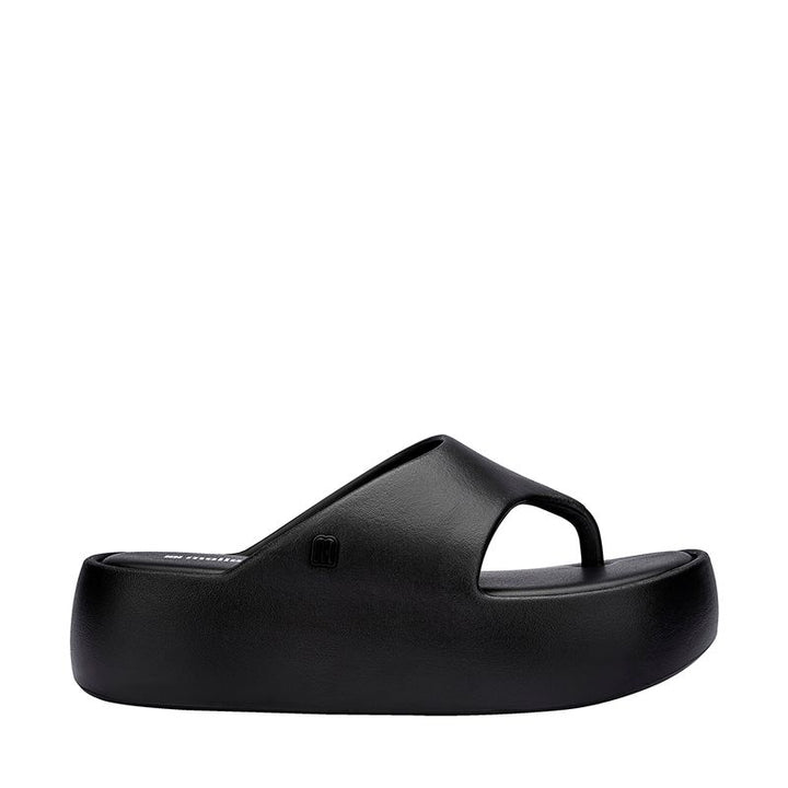 Sandália Melissa Free Platform Thong adulto na cor preta, com design de dedo, solado plataforma e tiras largas – calçado moderno, confortável e versátil para o dia a dia.

Palavra-chave principal:
Melissa Free Platform Thong

Palavras-chave relacionadas:
Melissa 36088, sandália de dedo preta, plataforma Melissa, calçado confortável Melissa, sandália moderna, tiras largas Melissa, Melissa preta adulto, chinelo plataforma, sandália casual feminina, slide Melissa adulto