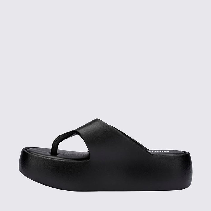 Sandália Melissa Free Platform Thong adulto na cor preta, com design de dedo, solado plataforma e tiras largas – calçado moderno, confortável e versátil para o dia a dia.

Palavra-chave principal:
Melissa Free Platform Thong

Palavras-chave relacionadas:
Melissa 36088, sandália de dedo preta, plataforma Melissa, calçado confortável Melissa, sandália moderna, tiras largas Melissa, Melissa preta adulto, chinelo plataforma, sandália casual feminina, slide Melissa adulto