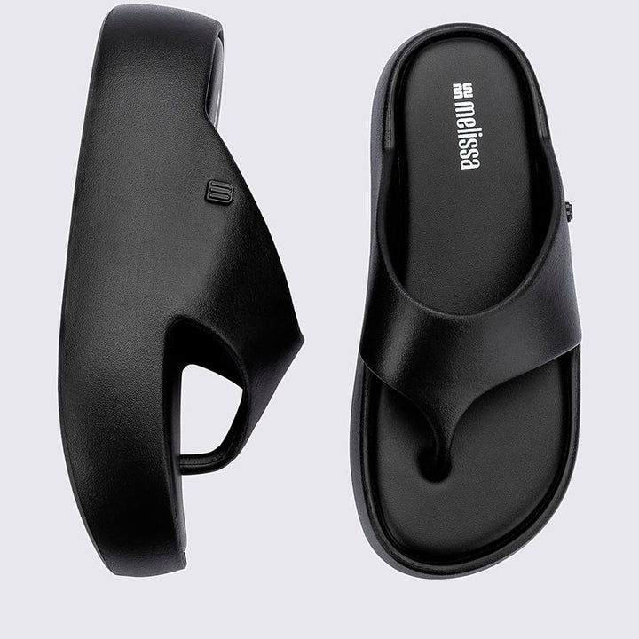 Sandália Melissa Free Platform Thong adulto na cor preta, com design de dedo, solado plataforma e tiras largas – calçado moderno, confortável e versátil para o dia a dia.

Palavra-chave principal:
Melissa Free Platform Thong

Palavras-chave relacionadas:
Melissa 36088, sandália de dedo preta, plataforma Melissa, calçado confortável Melissa, sandália moderna, tiras largas Melissa, Melissa preta adulto, chinelo plataforma, sandália casual feminina, slide Melissa adulto