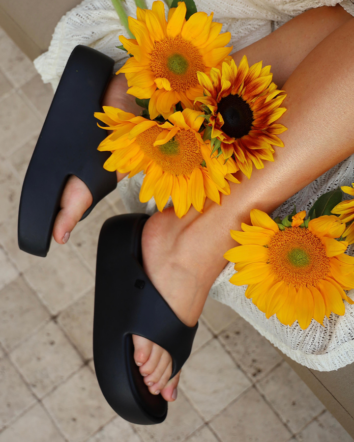 Sandália Melissa Free Platform Thong adulto, com design de dedo, solado plataforma e tiras largas – calçado moderno, confortável e estiloso para o dia a dia.

Palavra-chave principal:
Melissa Free Platform Thong

Palavras-chave relacionadas:
Melissa 36088, sandália de dedo bronze, plataforma Melissa, calçado confortável Melissa, sandália moderna, tiras largas Melissa, Melissa adulto, chinelo plataforma, sandália casual feminina, slide Melissa adulto