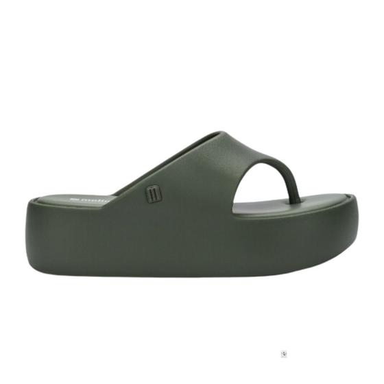 Sandália Melissa Free Platform Thong adulto na cor verde, com design de dedo, solado plataforma e tiras largas – calçado moderno, confortável e ideal para compor looks casuais.

Palavra-chave principal:
Melissa Free Platform Thong

Palavras-chave relacionadas:
Melissa 36088, sandália de dedo verde, plataforma Melissa, calçado confortável Melissa, sandália moderna, tiras largas Melissa, Melissa verde adulto, chinelo plataforma, sandália casual feminina, slide Melissa adulto