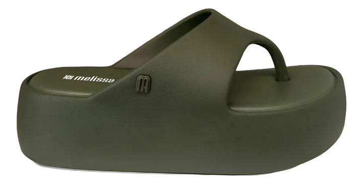 Sandália Melissa Free Platform Thong adulto na cor verde, com design de dedo, solado plataforma e tiras largas – calçado moderno, confortável e ideal para compor looks casuais.

Palavra-chave principal:
Melissa Free Platform Thong

Palavras-chave relacionadas:
Melissa 36088, sandália de dedo verde, plataforma Melissa, calçado confortável Melissa, sandália moderna, tiras largas Melissa, Melissa verde adulto, chinelo plataforma, sandália casual feminina, slide Melissa adulto