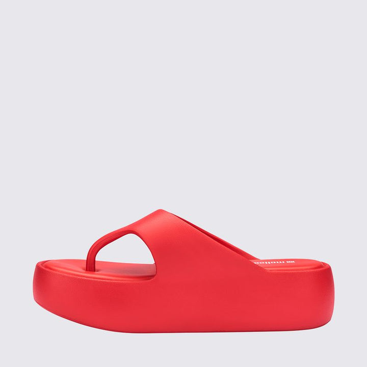Sandália Melissa Free Platform Thong adulto na cor vermelha, com design de dedo, solado plataforma e tiras largas – calçado moderno, confortável e marcante para o dia a dia.

Palavra-chave principal:
Melissa Free Platform Thong

Palavras-chave relacionadas:
Melissa 36088, sandália de dedo vermelha, plataforma Melissa, calçado confortável Melissa, sandália moderna, tiras largas Melissa, Melissa vermelha adulto, chinelo plataforma, sandália casual feminina, slide Melissa adulto