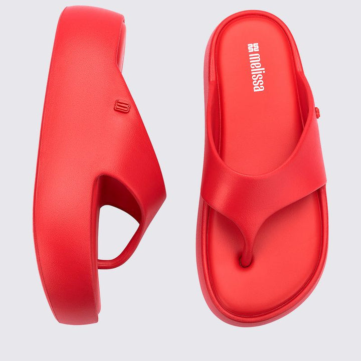 Sandália Melissa Free Platform Thong adulto na cor vermelha, com design de dedo, solado plataforma e tiras largas – calçado moderno, confortável e marcante para o dia a dia.

Palavra-chave principal:
Melissa Free Platform Thong

Palavras-chave relacionadas:
Melissa 36088, sandália de dedo vermelha, plataforma Melissa, calçado confortável Melissa, sandália moderna, tiras largas Melissa, Melissa vermelha adulto, chinelo plataforma, sandália casual feminina, slide Melissa adulto