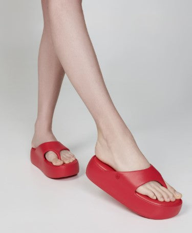 Sandália Melissa Free Platform Thong adulto na cor vermelha, com design de dedo, solado plataforma e tiras largas – calçado moderno, confortável e marcante para o dia a dia.

Palavra-chave principal:
Melissa Free Platform Thong

Palavras-chave relacionadas:
Melissa 36088, sandália de dedo vermelha, plataforma Melissa, calçado confortável Melissa, sandália moderna, tiras largas Melissa, Melissa vermelha adulto, chinelo plataforma, sandália casual feminina, slide Melissa adulto