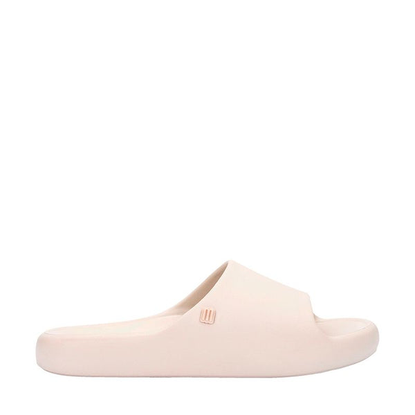 Chinelo adulto Melissa Free Print Slide na cor bege, com uma tira larga, design minimalista e solado reto. Produzido em Melflex, leve e confortável, ideal para compor looks casuais com estilo e praticidade."

Palavra-chave principal: Chinelo adulto Melissa Free Print Slide
Palavras-chave relacionadas: bege, uma tira, Melflex, chinelo feminino, slide confortável, calçado casual, estilo minimalista.