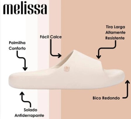Chinelo adulto Melissa Free Print Slide na cor bege, com uma tira larga, design minimalista e solado reto. Produzido em Melflex, leve e confortável, ideal para compor looks casuais com estilo e praticidade."

Palavra-chave principal: Chinelo adulto Melissa Free Print Slide
Palavras-chave relacionadas: bege, uma tira, Melflex, chinelo feminino, slide confortável, calçado casual, estilo minimalista.