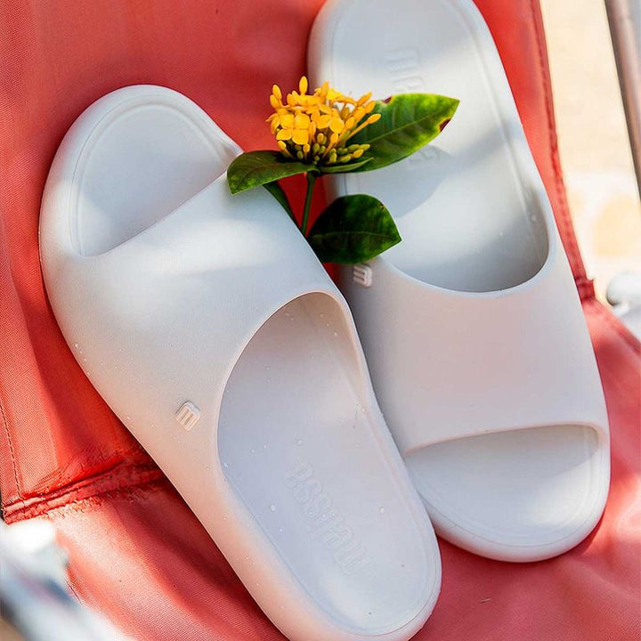 Chinelo adulto Melissa Free Print Slide na cor bege, com uma tira larga, design minimalista e solado reto. Produzido em Melflex, leve e confortável, ideal para compor looks casuais com estilo e praticidade."

Palavra-chave principal: Chinelo adulto Melissa Free Print Slide
Palavras-chave relacionadas: bege, uma tira, Melflex, chinelo feminino, slide confortável, calçado casual, estilo minimalista.