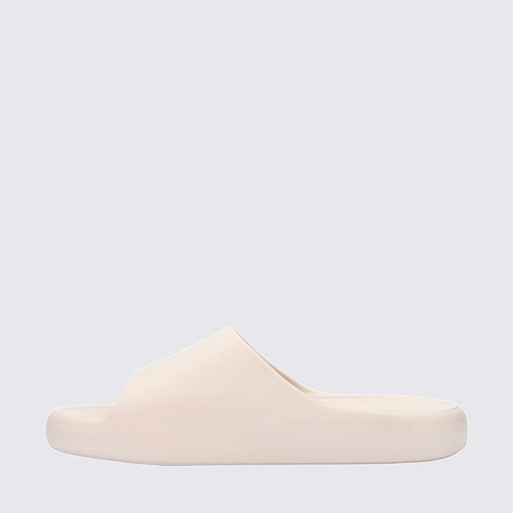 Chinelo adulto Melissa Free Print Slide na cor bege, com uma tira larga, design minimalista e solado reto. Produzido em Melflex, leve e confortável, ideal para compor looks casuais com estilo e praticidade."

Palavra-chave principal: Chinelo adulto Melissa Free Print Slide
Palavras-chave relacionadas: bege, uma tira, Melflex, chinelo feminino, slide confortável, calçado casual, estilo minimalista.